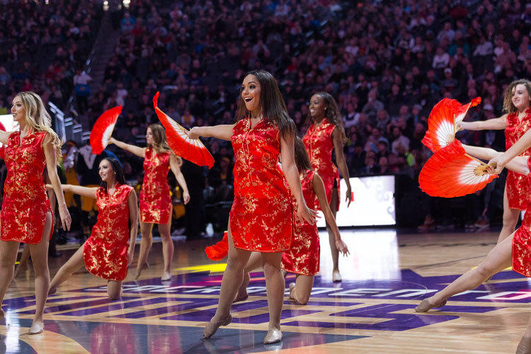 国王拉拉美女迎中国年红旗袍扇子舞引人注目 体育 腾讯网