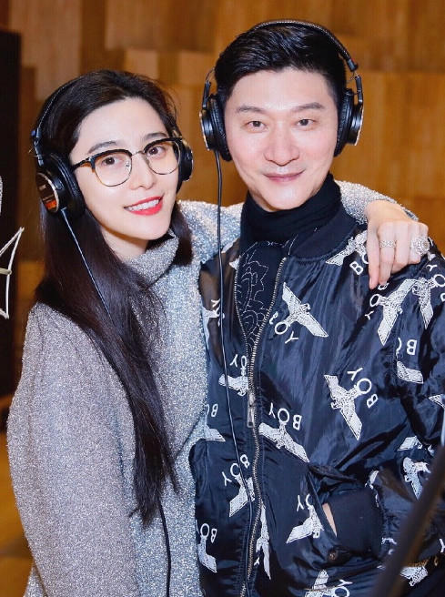 组图:范冰冰与爸爸同框 父女二人都白得透明