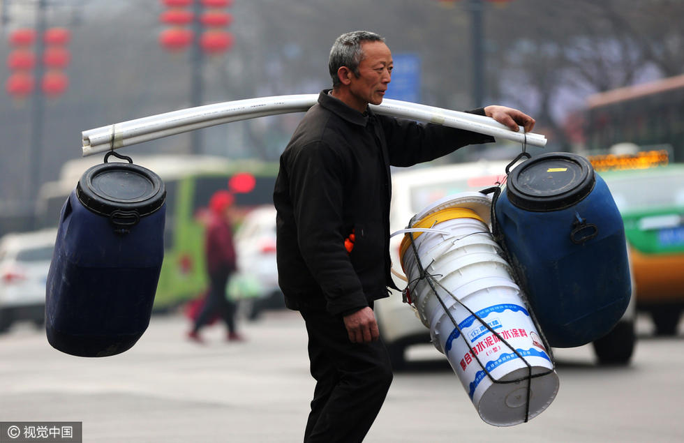 火车站上,一些外来务工者回家,还是拖着大包小包的行李,有的扛在肩上