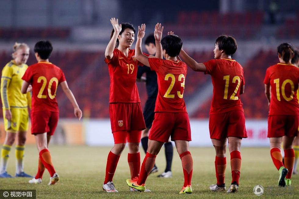 女足姑娘们庆祝进球.