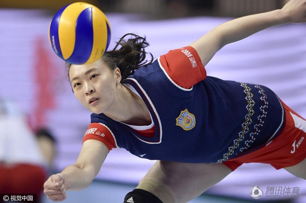 组图:女排联赛半决赛 惠若琪赛前认真热身