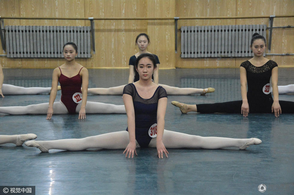 直击艺考美女考生苦练玩坏一字马膝盖常淤青