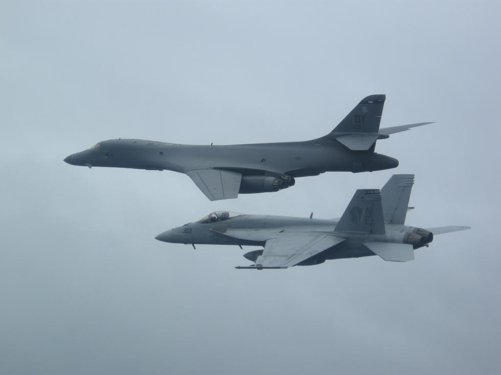 關島安德森空軍基地的b1b戰略轟炸機在菲律賓海上空飛行