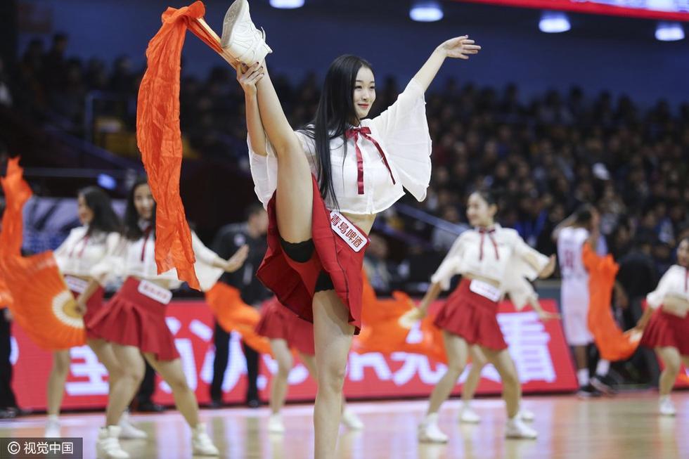 高清:篮球宝贝俏丽扇子舞 超短裙秀雪白美腿