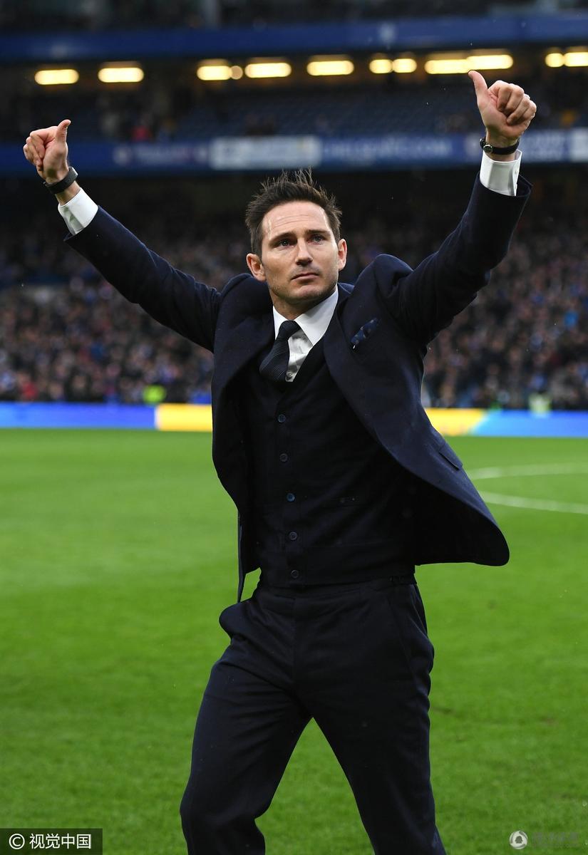 高清:兰帕德回归见证蓝军大胜 美女边裁抢镜