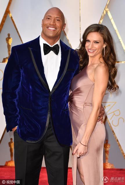 硬汉强森携妻子帅气亮相 笑容灿烂气场足