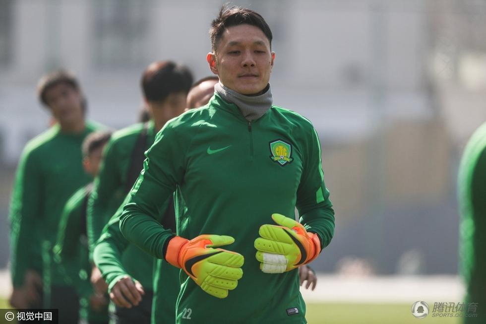 高清:国安训练伊尔马兹严肃 朴成与助教打闹