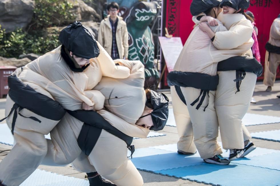 杭州众美女玩大宋相扑 呼吁女性减压