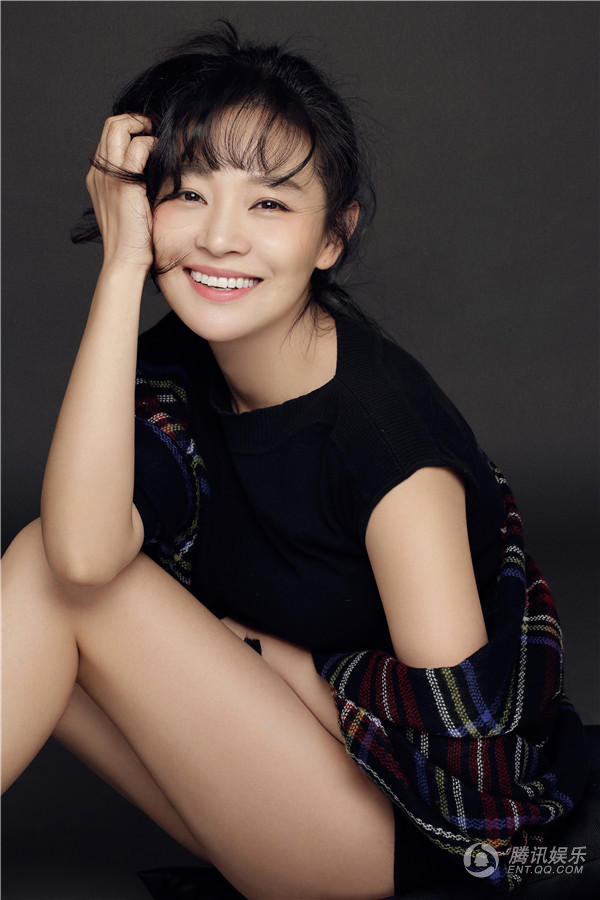 高清:王维维时尚大片笑容治愈 苹果辫展少女感