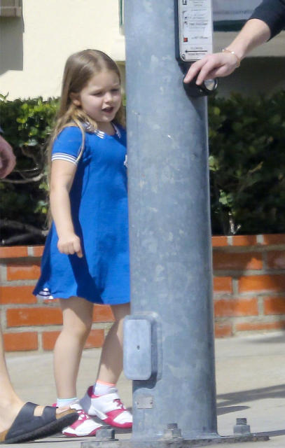 腾讯娱乐讯近日,网友曝光了一组小七的近照,身穿蓝色连衣裙的小七似