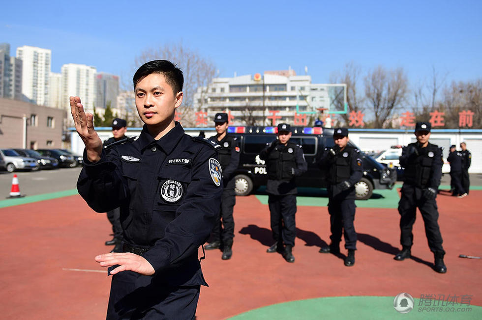 组图:80后特警热衷咏春拳 15秒制服持刀酒鬼