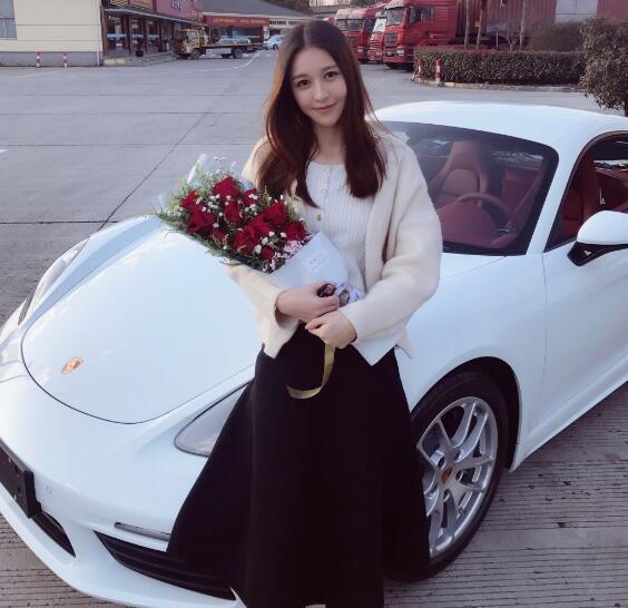 电竞女神豪车引争议自己挣的钱干干净净