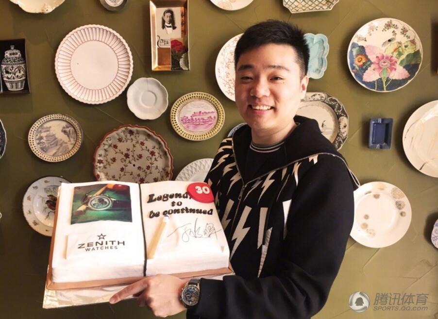 三十而立丁俊晖手捧生日蛋糕笑容灿烂图