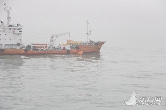 图片说明：目前，东雷6正在打捞救生艇，而救生艇附近水域正是难船的沉没位置。