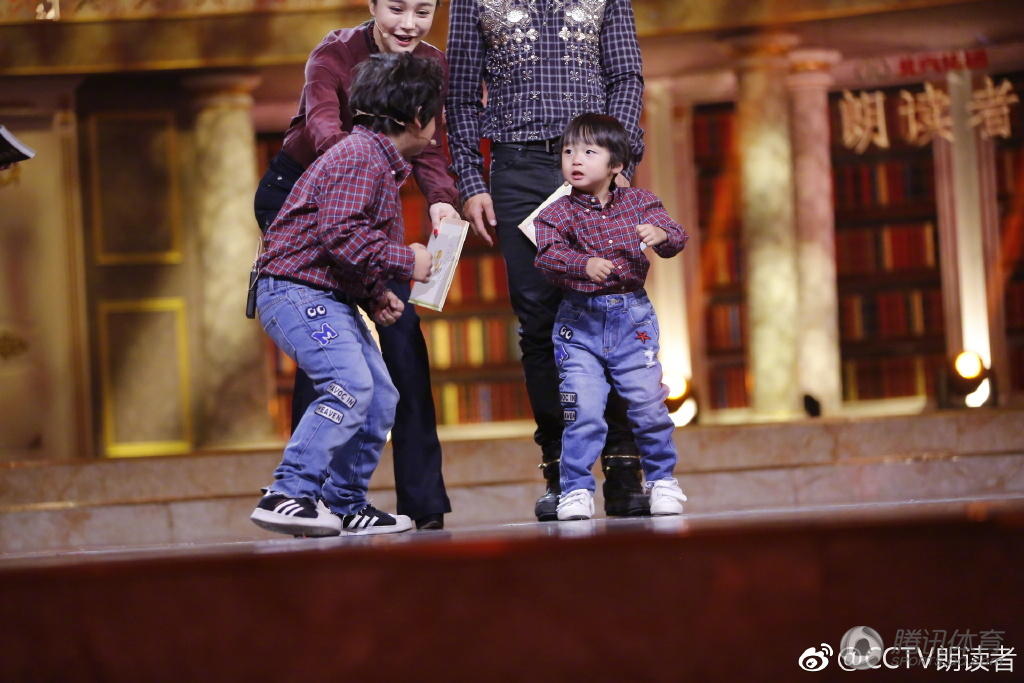 高清:邹市明一家亮相《朗读者》 轩轩抢镜