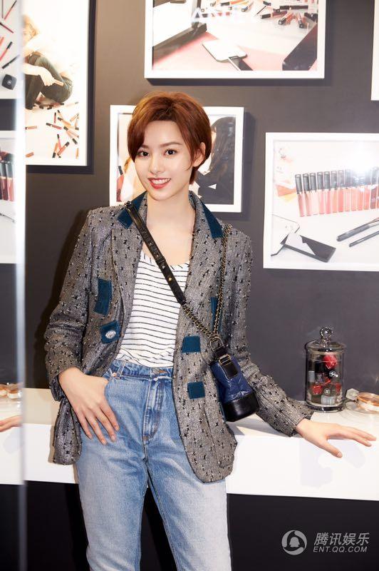 6/6  腾讯娱乐讯 4月14日晚,张艺上现身香奈儿