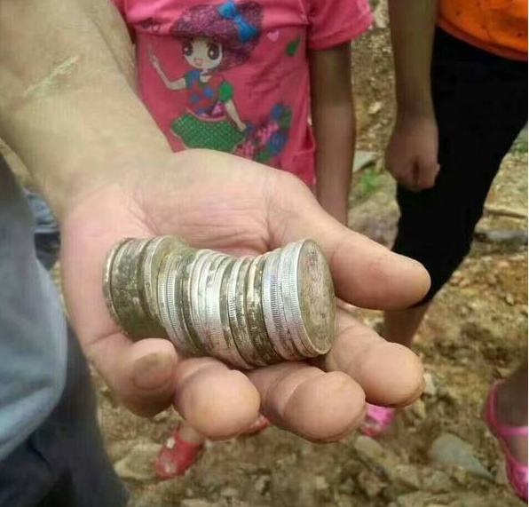 一村庄现大量银元 数百人疯狂挖宝