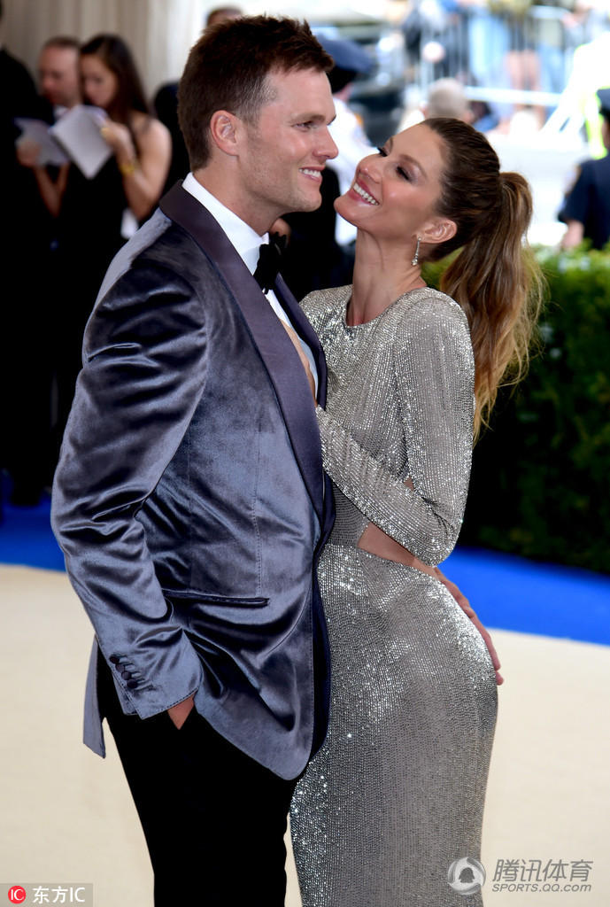 布雷迪甜蜜拥吻邦辰 全世界面前上演摸臀杀