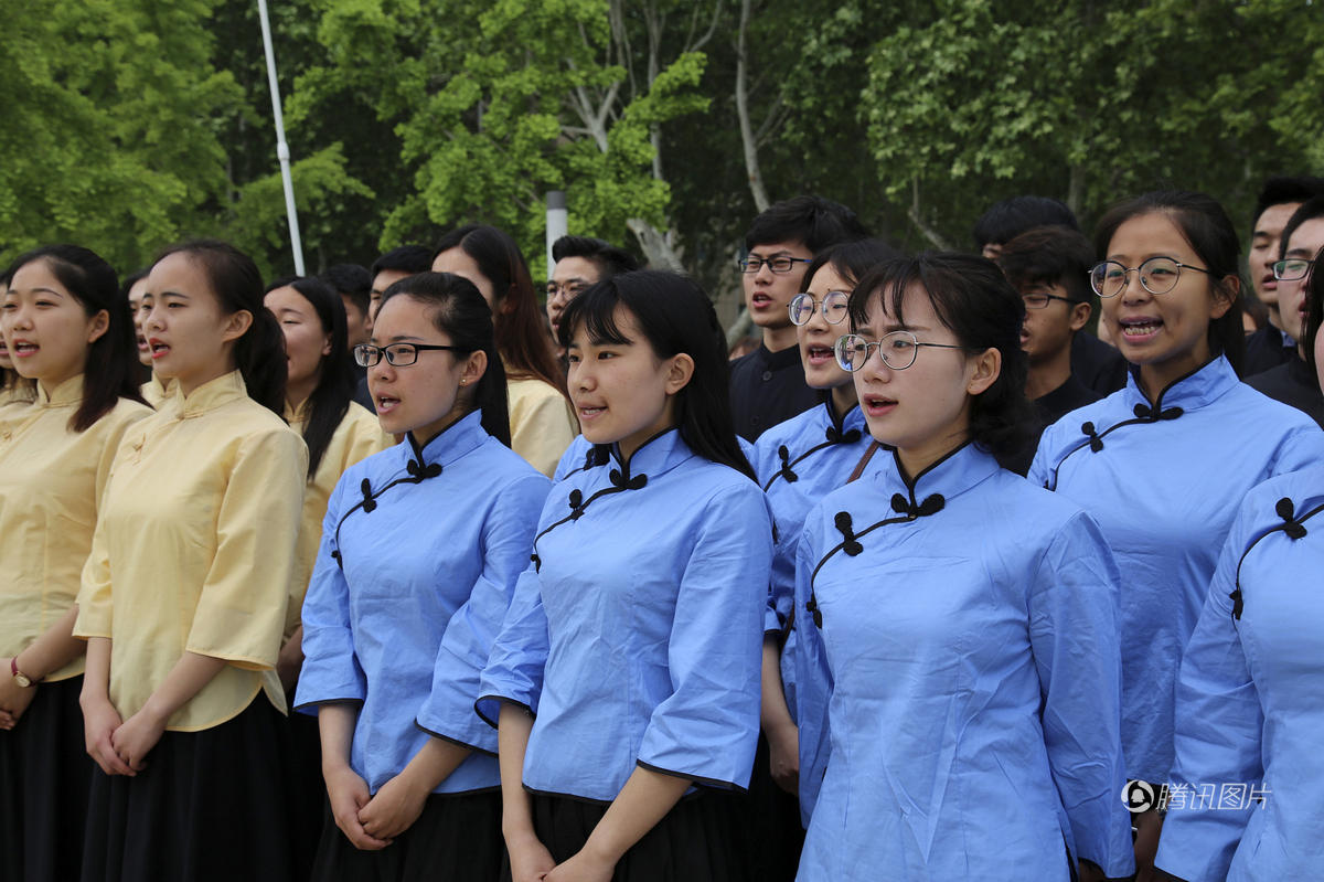 山东大学生穿民国校服纪念五四青年节
