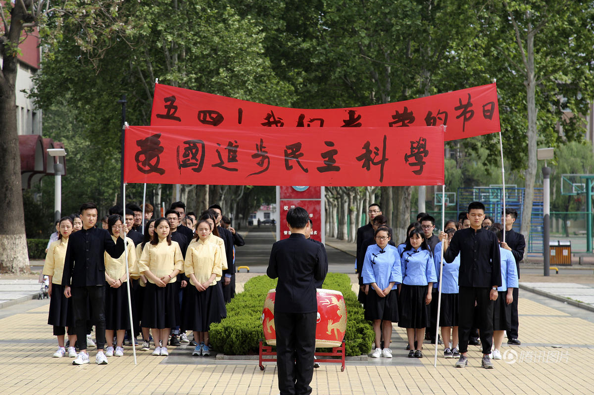 答:五四精神,是青年学生的爱国主义精神当今社会,人们对大学生的要求