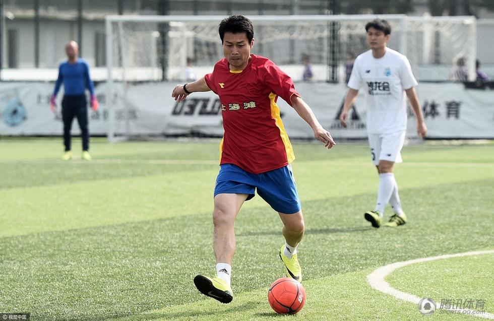 高清申思祁宏亮相野球场飒爽身姿不减当年