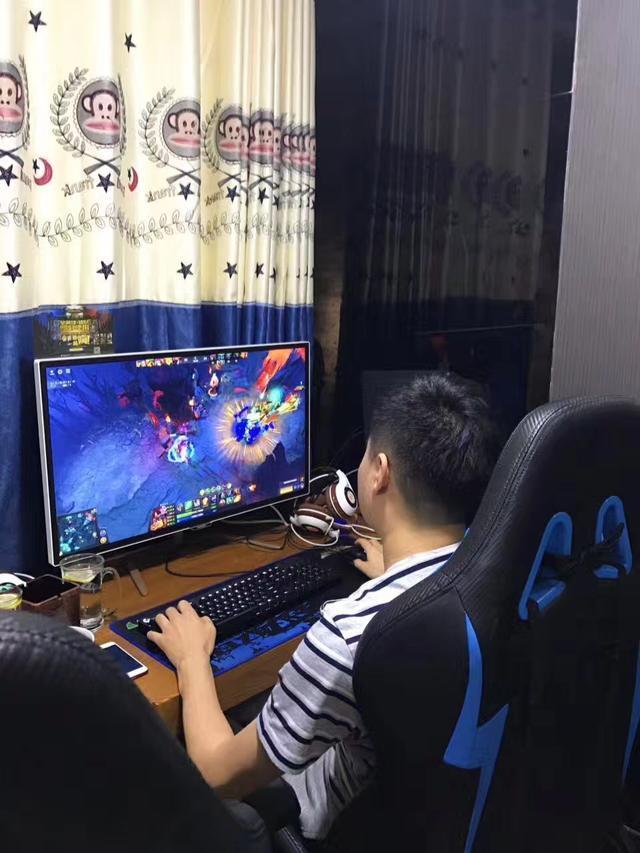 丁俊晖现身网吧打网游 豪车特斯拉引路人围观