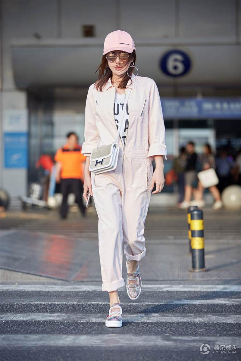 高清:秦岚粉色连体裤出街 青春撩炸少女心 - 明星 - 正年轻网