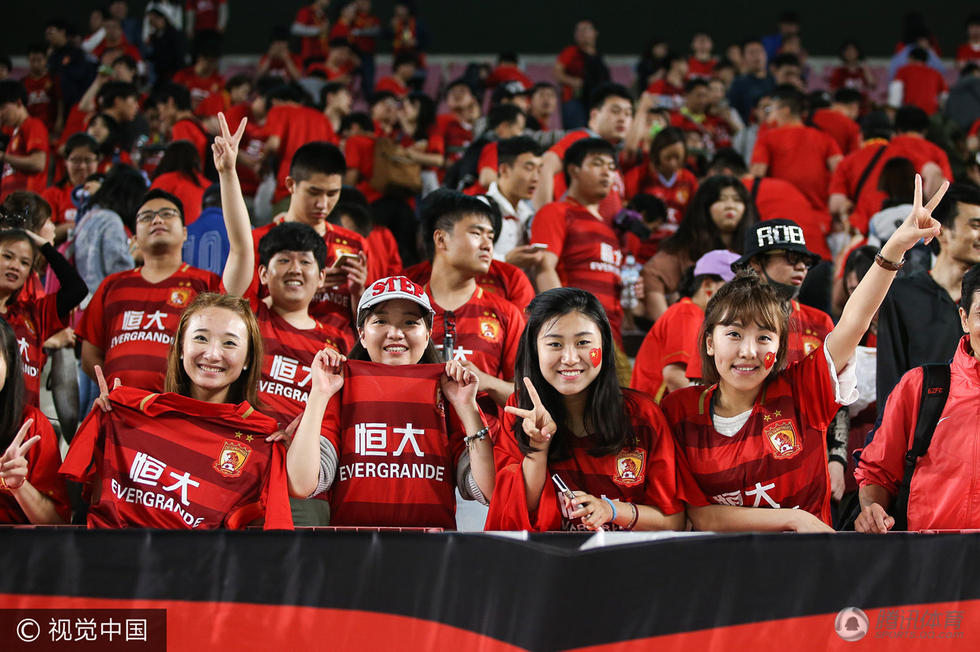 高清:嗨!恒大球迷举瓶庆晋级 美女羞涩举球衣