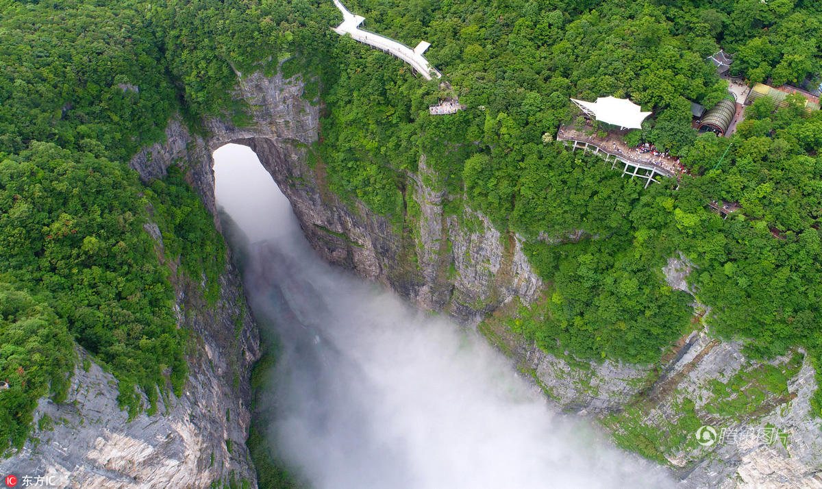 6月6日至7日,湖南张家界天门山国家森林公园雨过天晴,流云从天门洞中