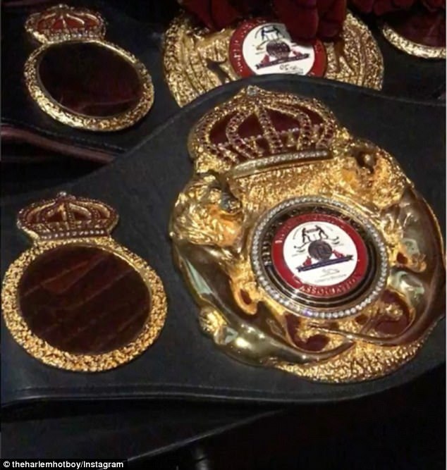 组图:闪瞎眼!梅威瑟霸气展示金腰带金光闪闪