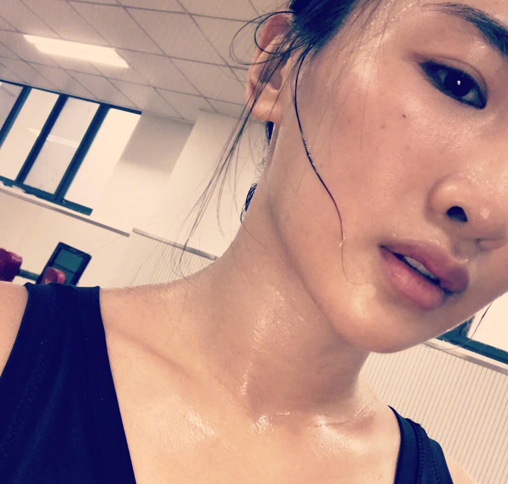 组图蹦床公主晒自拍照香汗淋漓曲线诱人