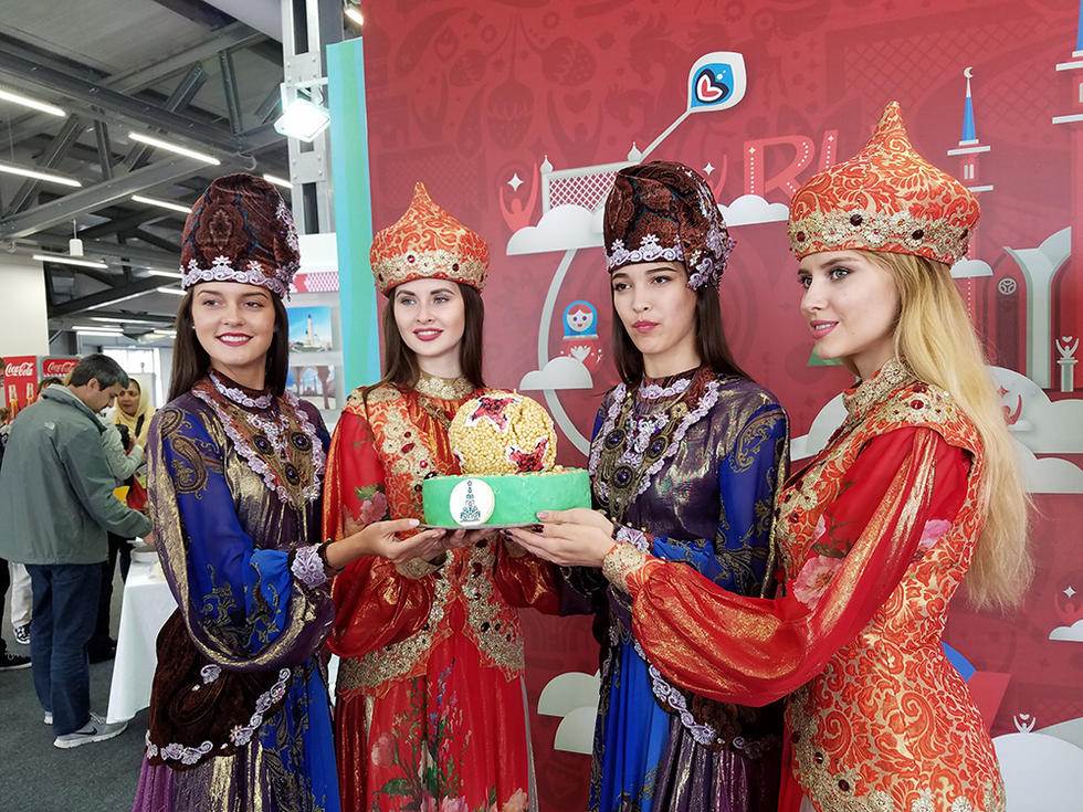 鞑靼族美女献舞联合会杯 足球元素美食飨宾客