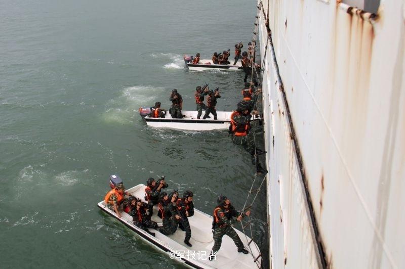 超霸气!武警特战队进行海上特种作战训练