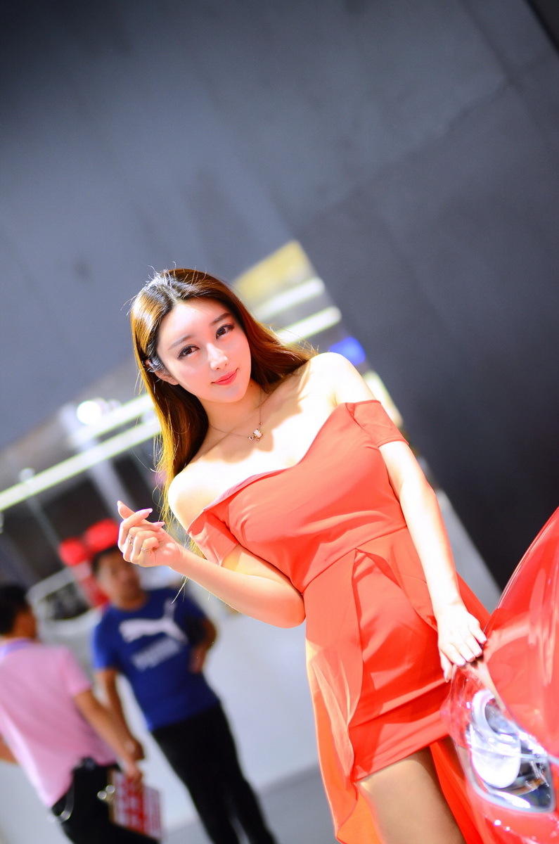 一袭红衣 清纯妹子惊艳2017沈阳国际车展