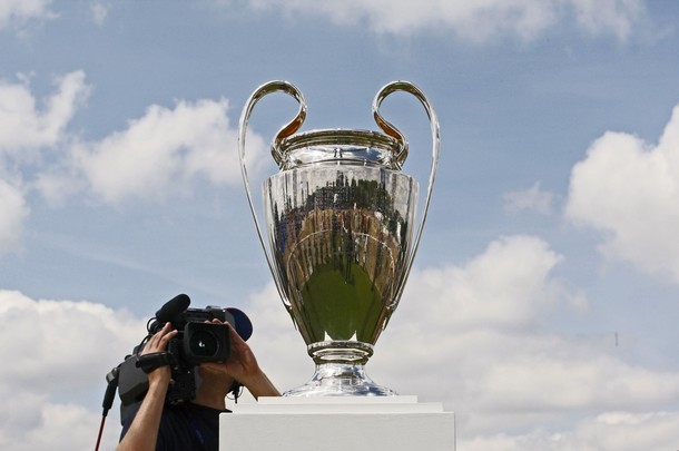 组图:大耳朵奖杯亮相伦敦 欧冠决赛精彩预热