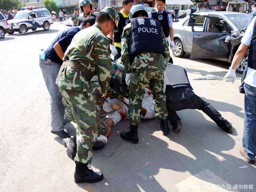 云南楚雄男子肇事后用长刀挟持3岁女儿与警方对峙 真是太卑劣(视频