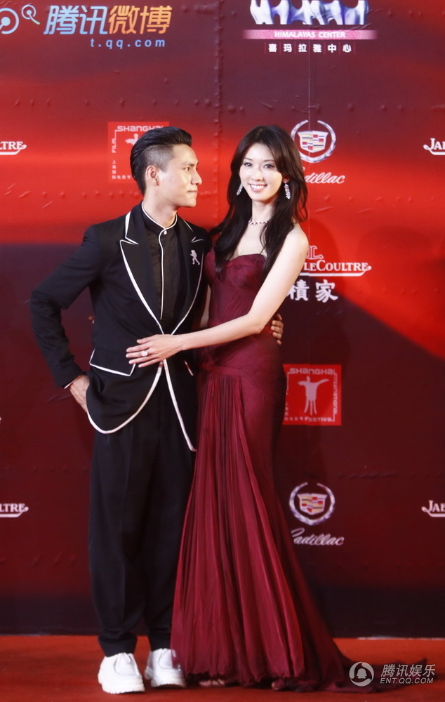 第14届上影节红毯 陈坤林志玲亲密相拥