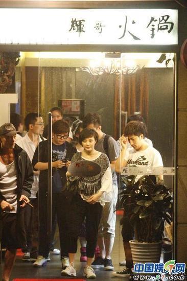 孙俪态度凶狠怒斥偷拍者 用包遮凸肚强令删图