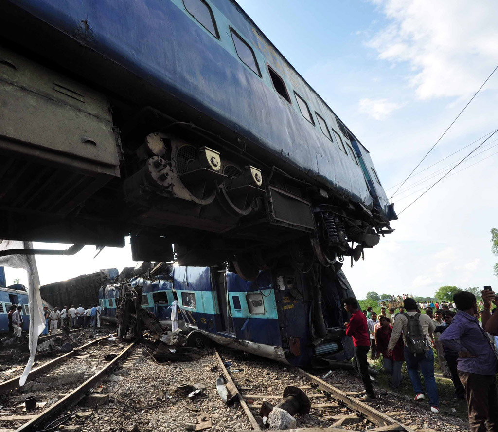 高清:印度客运列车出轨35人死亡