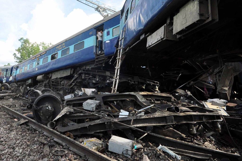 高清:印度客運列車出軌35人死亡