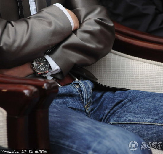 叶璇亮相不慎露出乳贴 任泉裤子拉链忘拉显尴尬