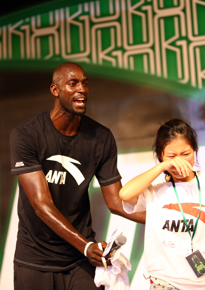 组图加内特感受武汉热情赠战靴感动女粉丝