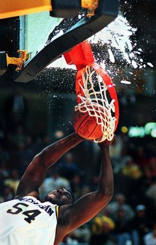组图:nba一猛男扣碎篮板 盘点篮板迸裂瞬间