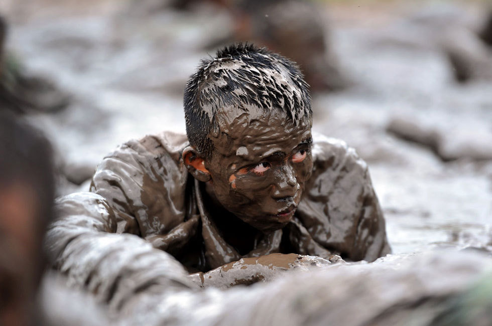 11月4日下午,特战队员在泥潭中训练.