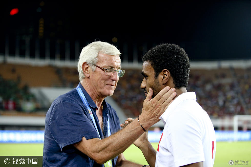 广州恒大对阵广东日之泉,中场广州恒大为穆里奇举行送别仪式