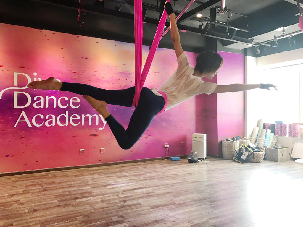 王珞丹晒高难度瑜伽照悬在空中轻松自如图