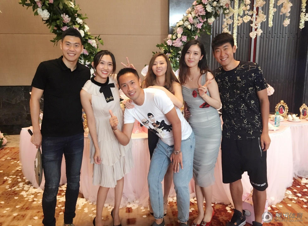 高清:国安悍将妻子晒照秀香肩 主场力挺丈夫