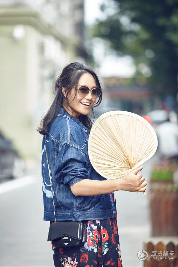 高清:朱丹夏日孕照手持蒲扇 元气妈妈气色佳 4张