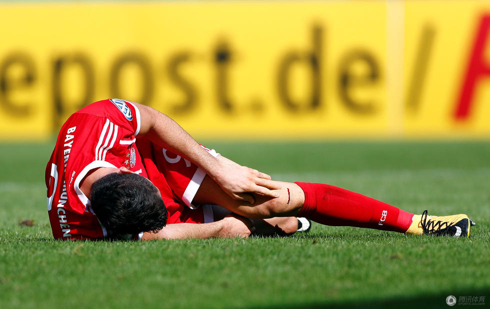 高清:美女主裁执法拜仁德国杯 莱万梅开二度