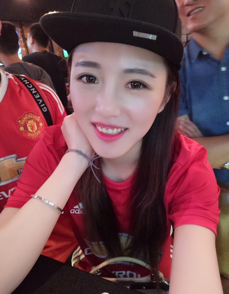 组图:曼联美女铁粉大秀长腿 蜜月要去梦剧场